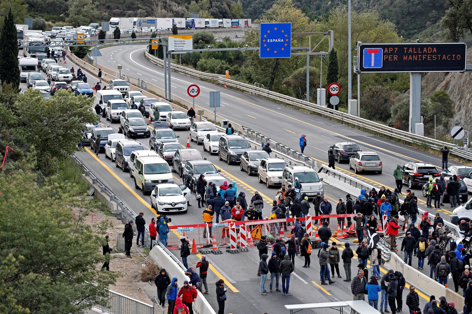 Tsunami Democràtic corta la frontera con Francia en La Junquera