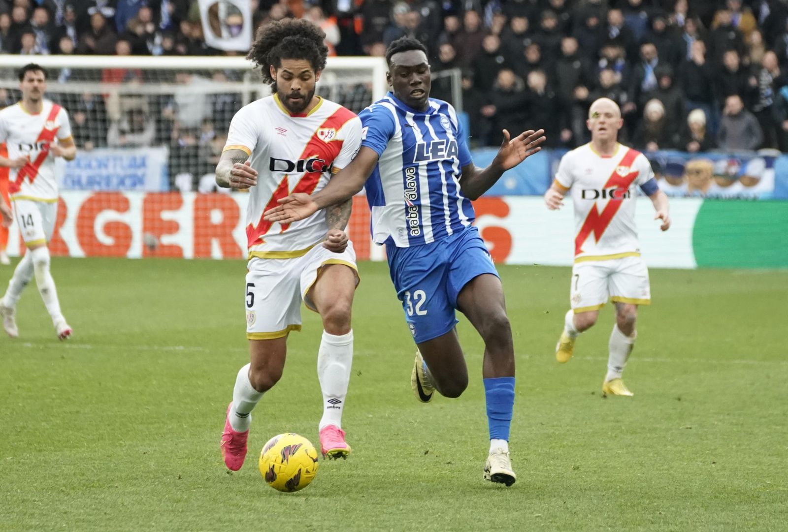 El jugador rayista Aridane pugna con Samu, del Alavés