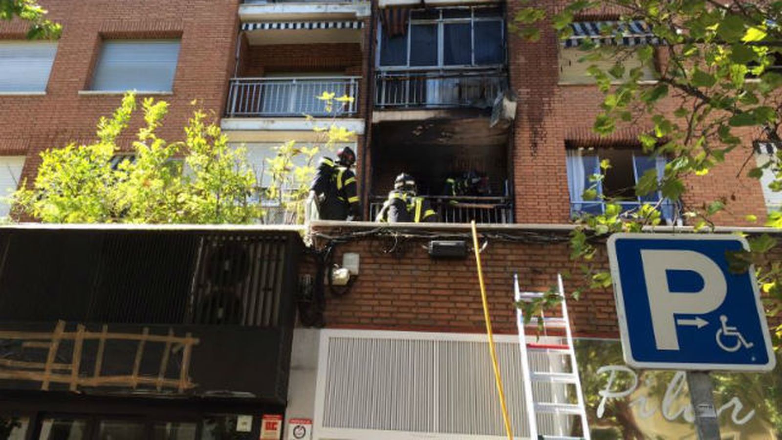 Tres intoxicados leves en el incendio de una vivienda en Ciudad Lineal