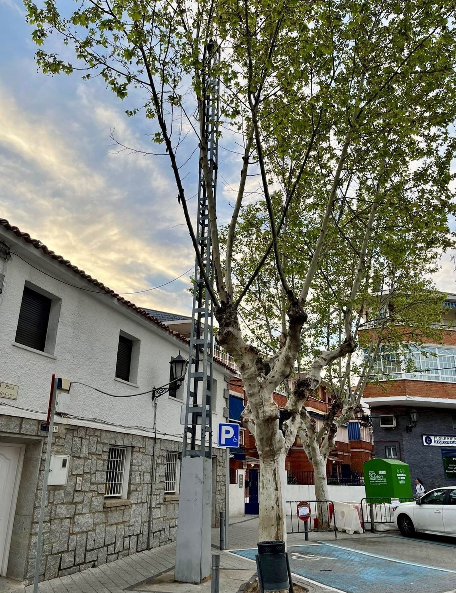 Estructura de la antigua torre de transmisiones de la Policía de Galapagar en mitad de la acera