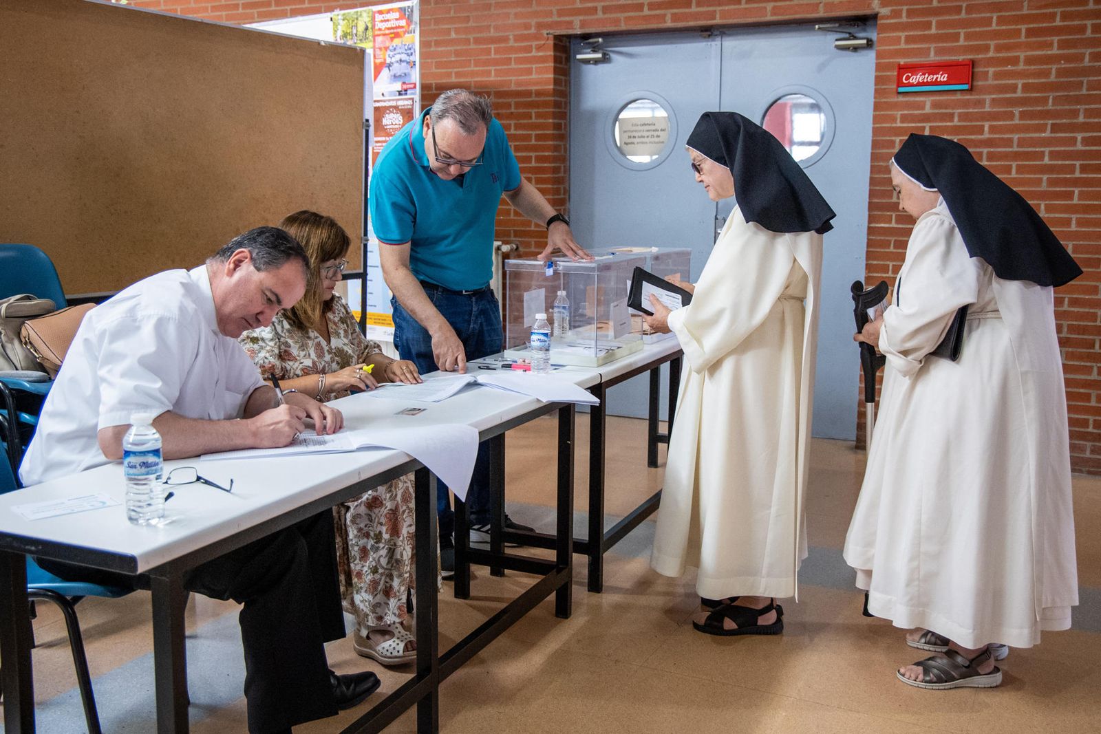Dos monjas ejercen su derecho al voto en las elecciones generales del 23J