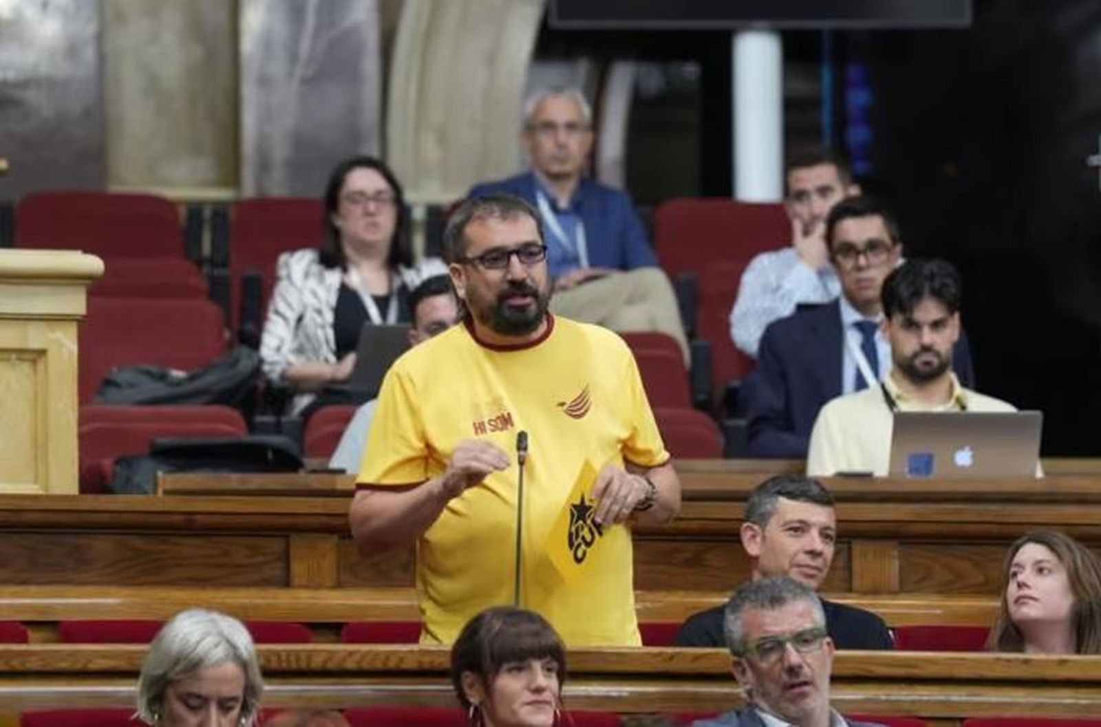 Dani Cornellà y otros diputados de la CUP en el Parlament durante un pleno