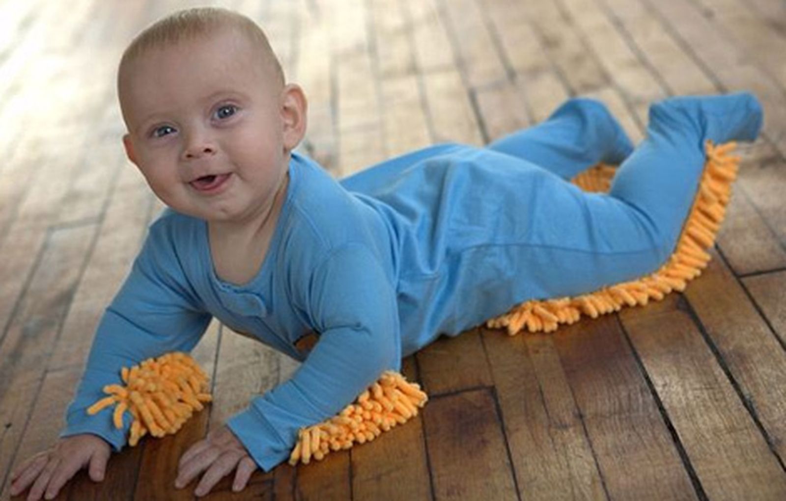 Tu bebé puede ayudarte a limpiar la casa con el pijama-mopa
