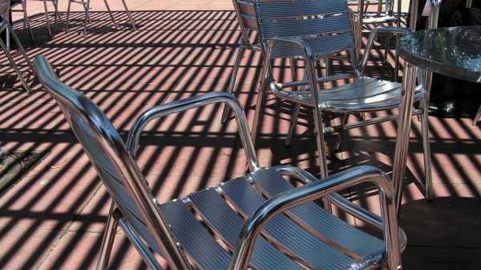 Sillas y mesas de la terraza de un bar