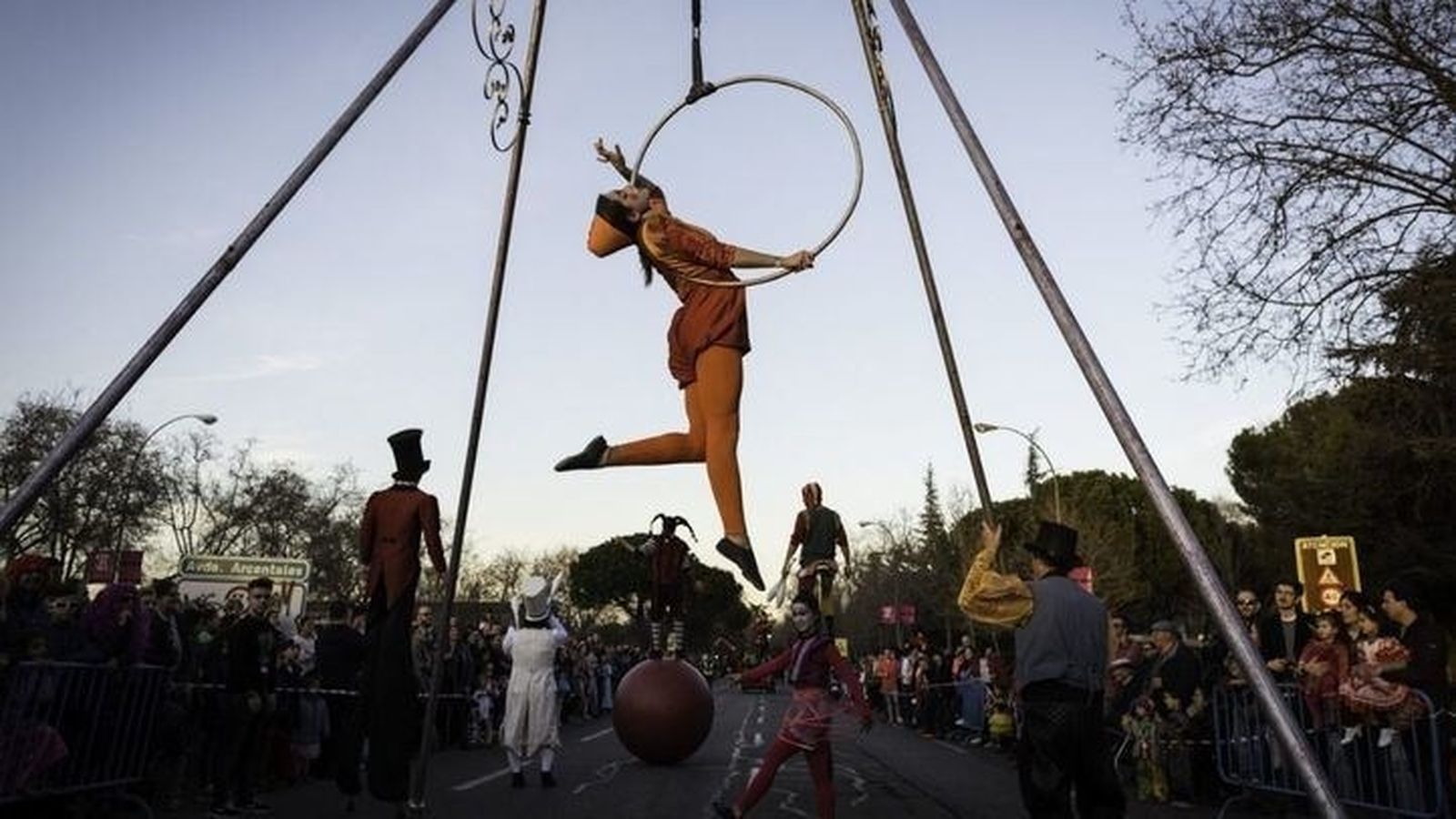 Actuación circense en la calle