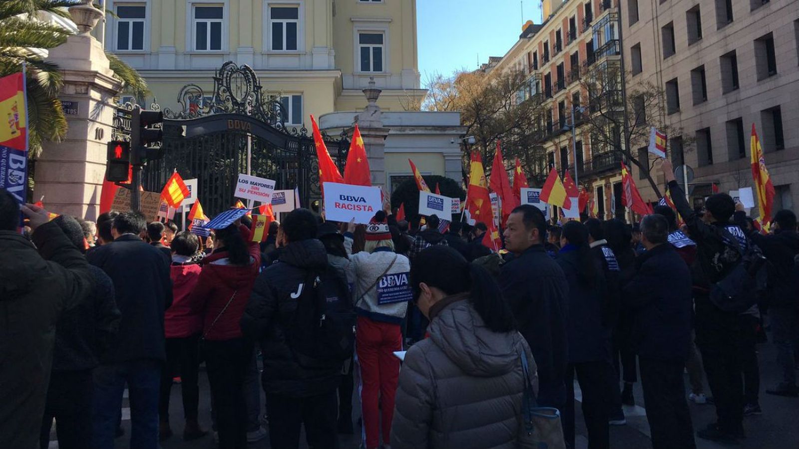 Miles de chinos cortan el Paseo de Recoletos por el bloqueo masivo de sus cuentas