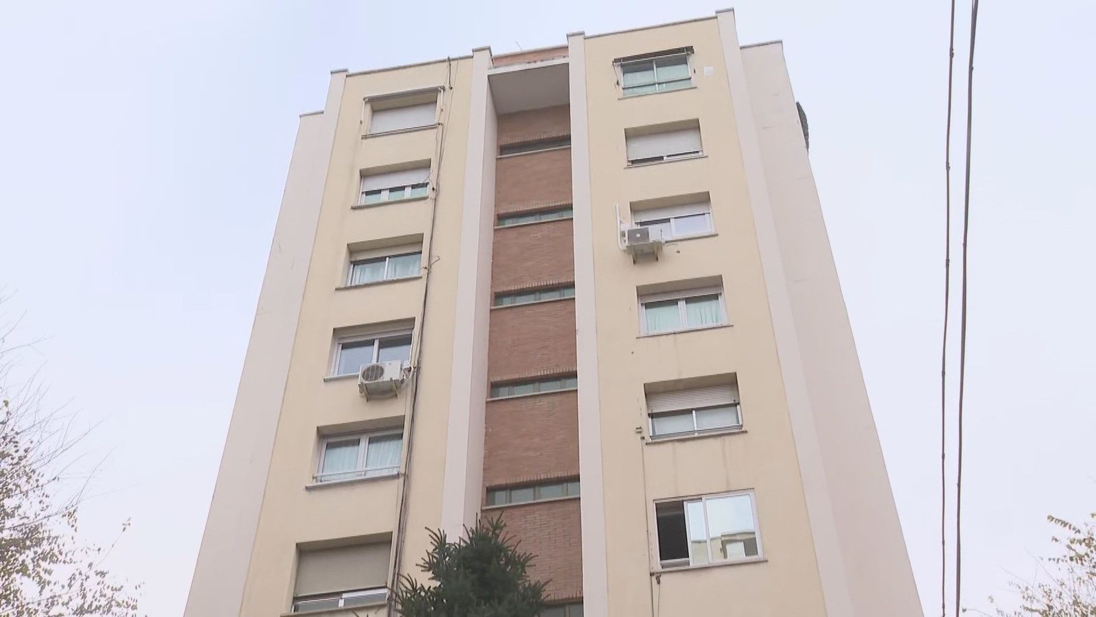 Conmoción en Ciudad Lineal tras arrojarse una mujer desde un décimo piso con sus dos hijos de 3 años