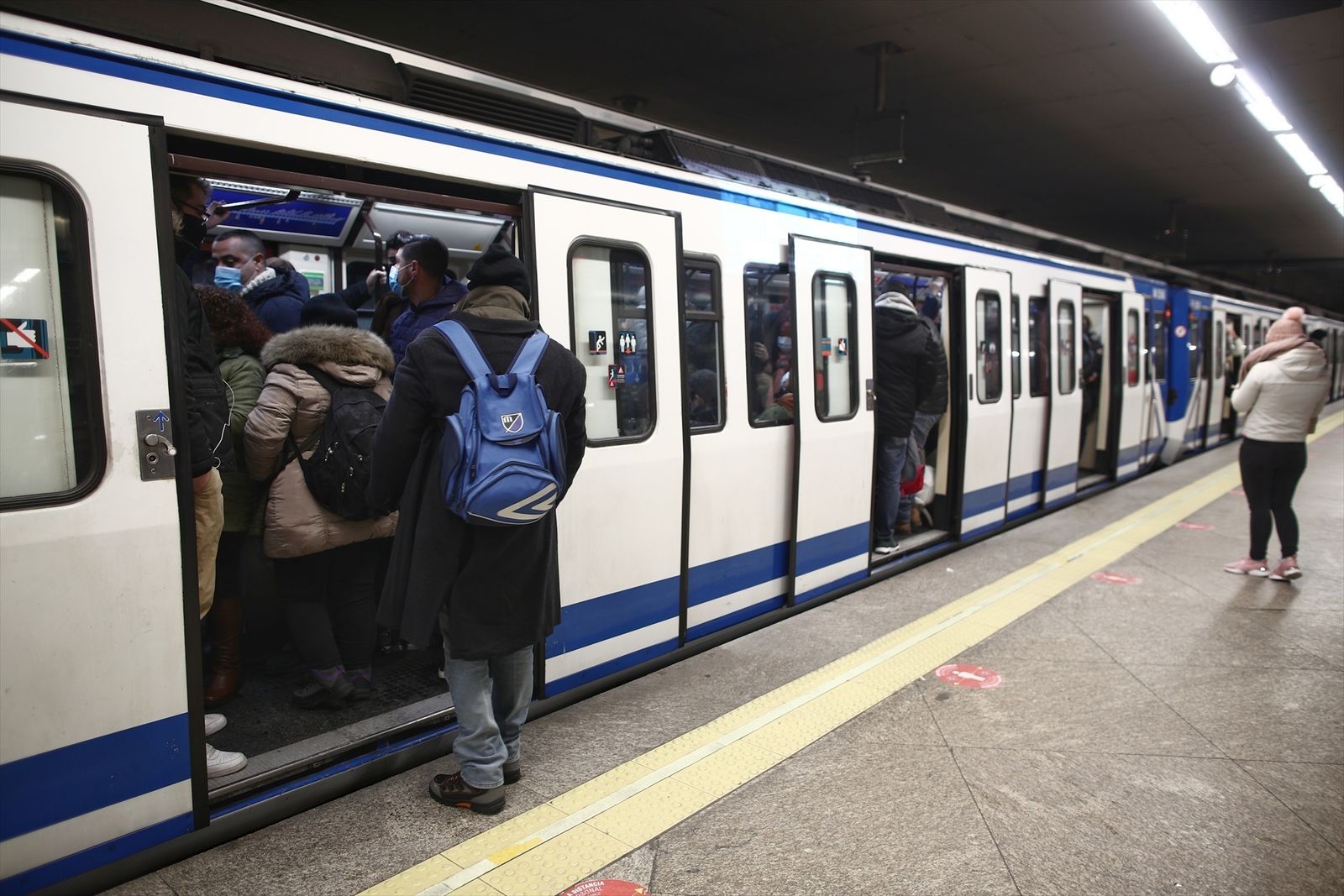 Cortada la línea 6 de metro entre Conde de Casal y Manuel Becerra en ambos sentidos
