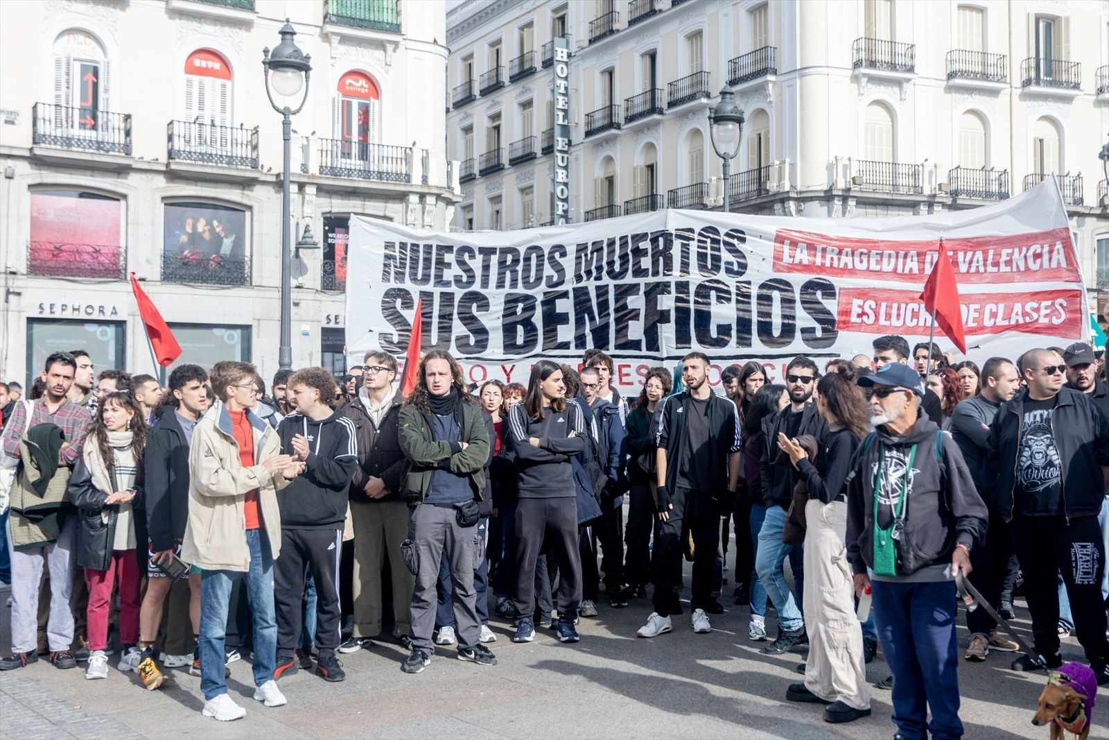 Unas 300 personas se concentran en Sol para criticar la gestión de la DANA
