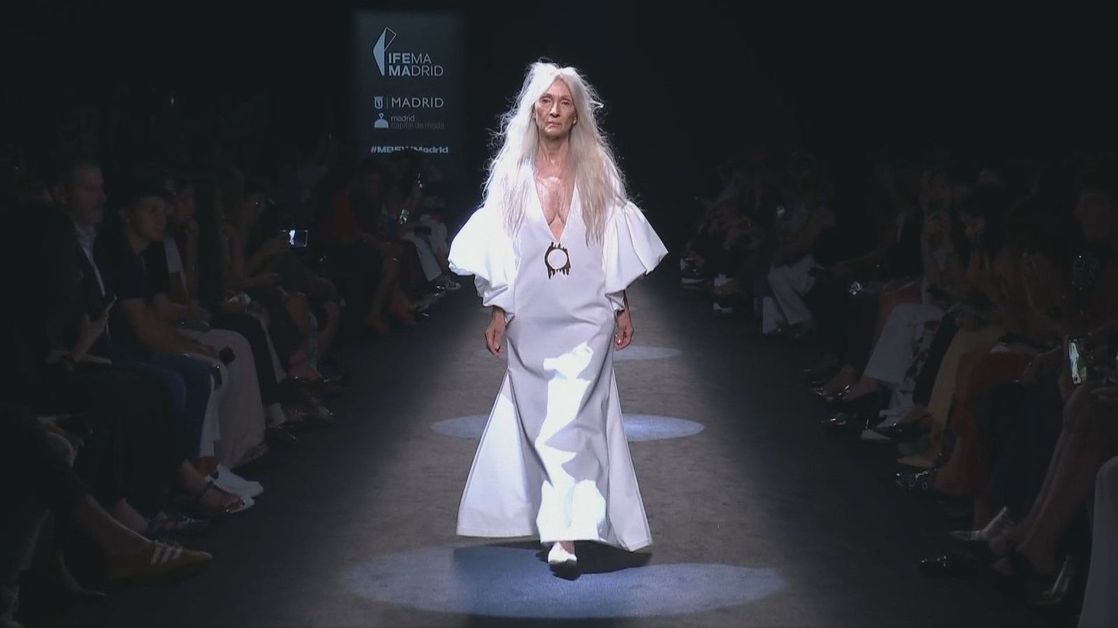 Angel Schlesser convierte la pasarela de la MBFW Madrid en un altar con patrones "puros y honestos"