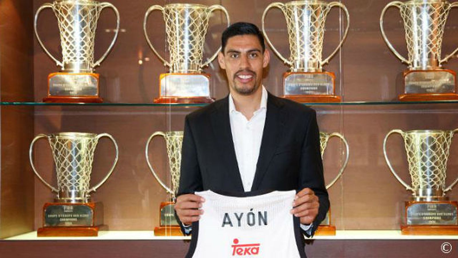 Ayón renueva por tres temporadas con Real Madrid