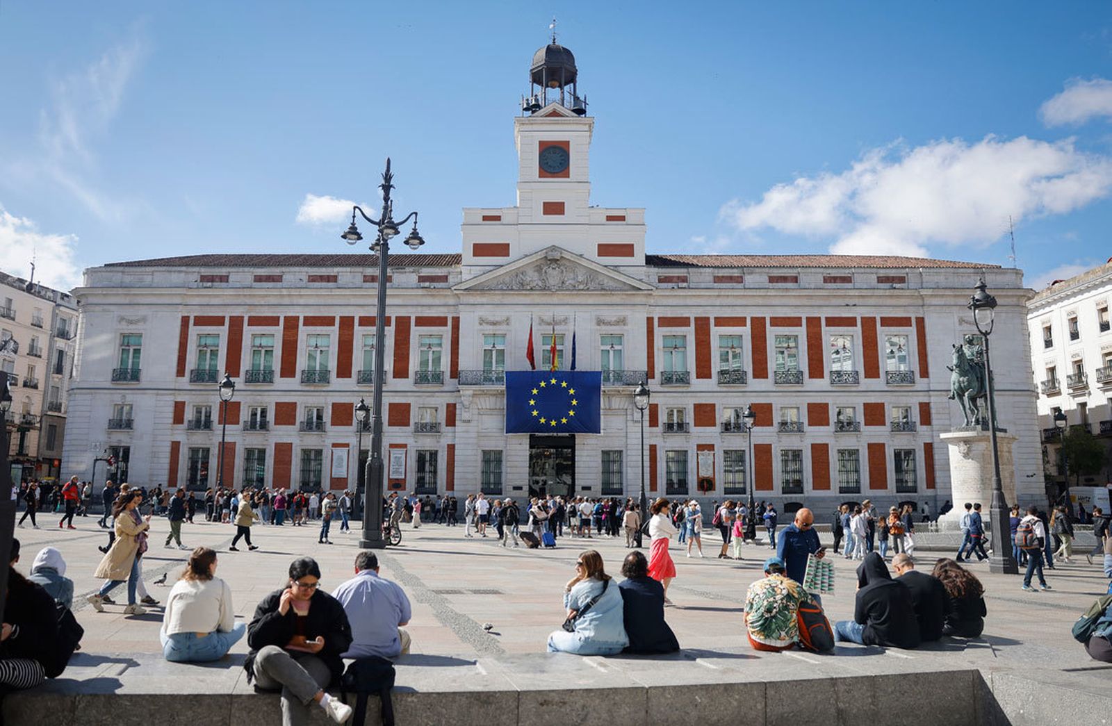 La Real Casa de Correos luce la bandera de la UE por el Día de Europa