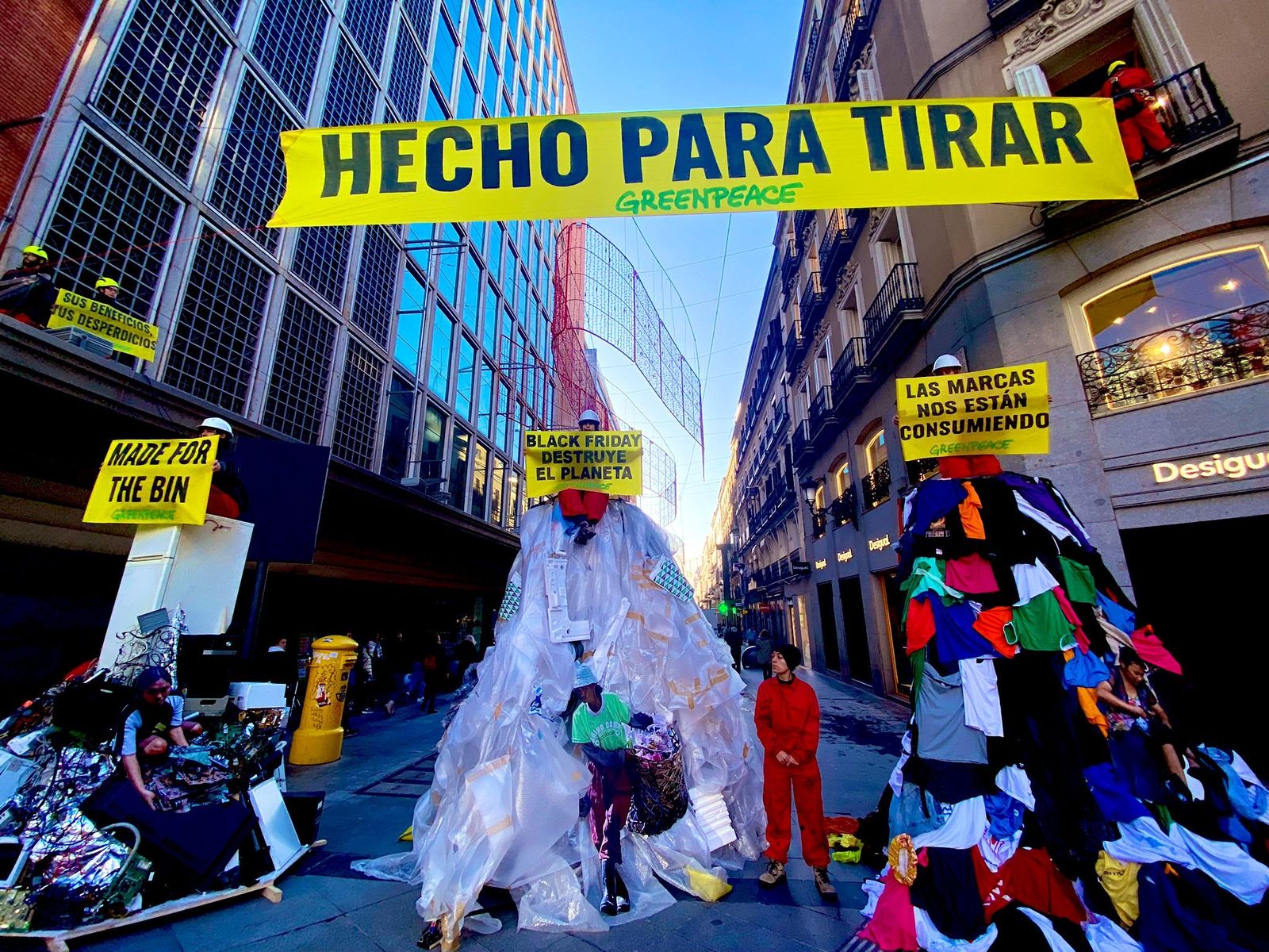 Montañas de basura en la plaza de Callao contra el Black Friday