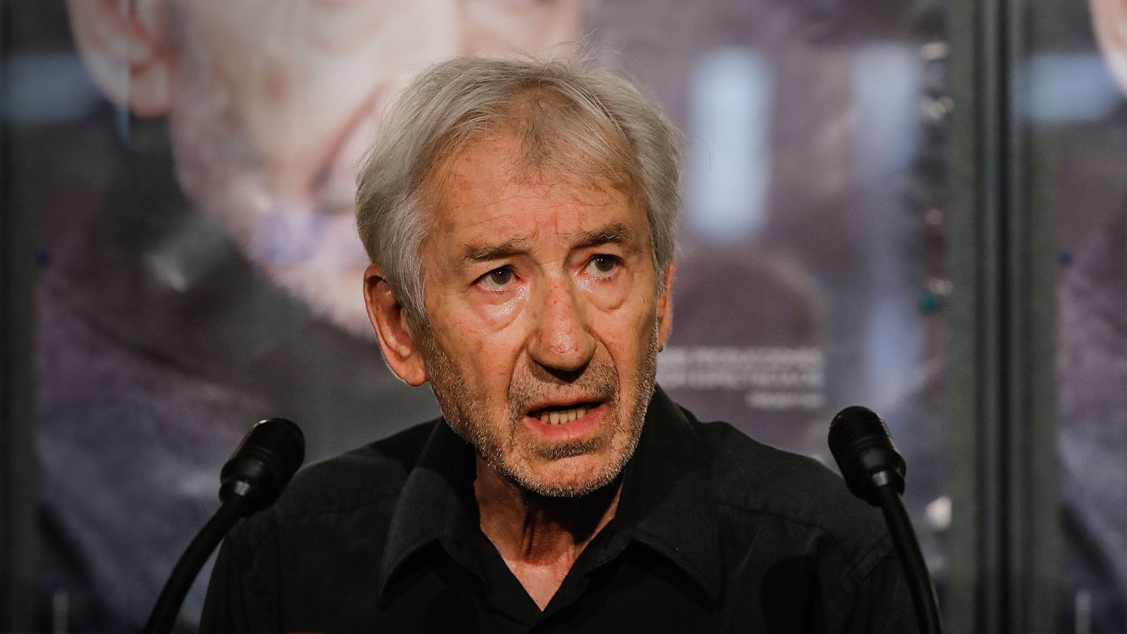El actor José Sacristán interviene en una rueda de prensa durante la presentación de la obra de teatro 'Señora de rojo sobre fondo gris'