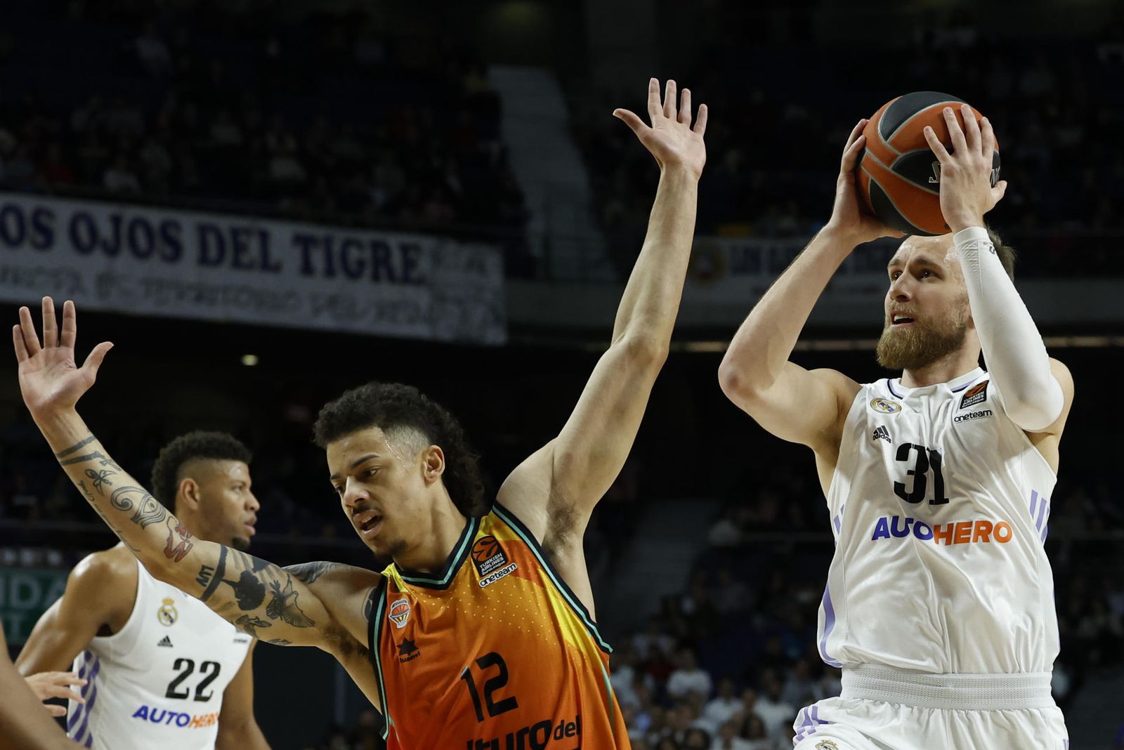 Musa ante el Valencia Basket