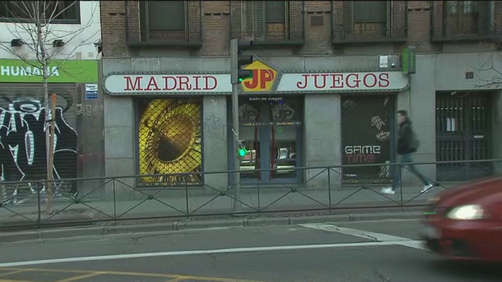 Proliferan en Vallecas las casas de apuestas con ofertas tiradas de precio para captar a jóvenes