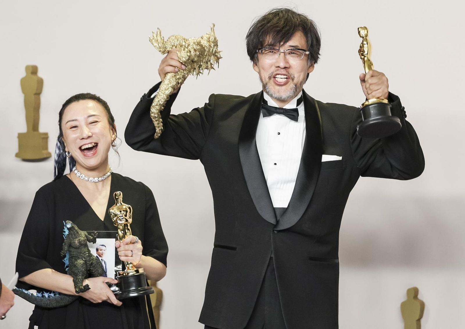 Kiyoko Shibuya (L) yTakashi Yamazaki, ganadores por los Efectos Visuales de  'Godzilla Minus One,