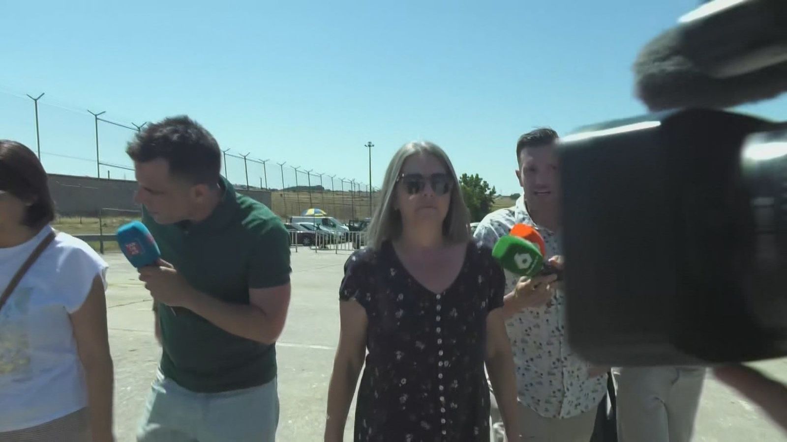 La mujer de Santos Cerdán pide respeto a la prensa tras visitarle en la cárcel de Soto del Real