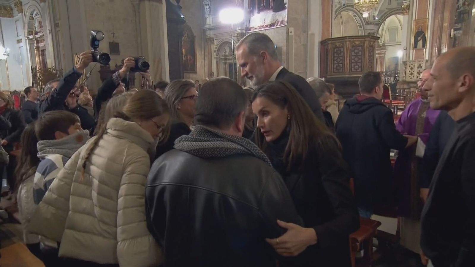 Los Reyes saludando a los familiares de las víctimas de la dana el pasado mes de diciembre