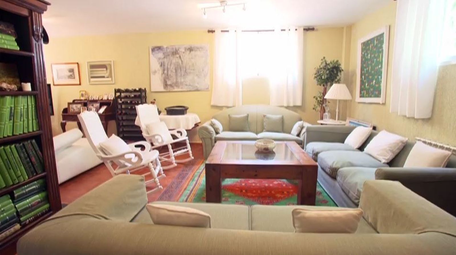 Cuca García de Vinuesa vive en un lugar tranquilo, apartado de la ciudad. Le encanta recibir visita en su hogar.