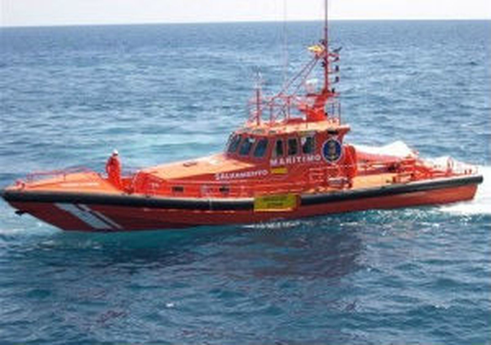 Cinco fallecidos y 17 inmigrantes rescatados tras volcar una patera al sureste de Alborán