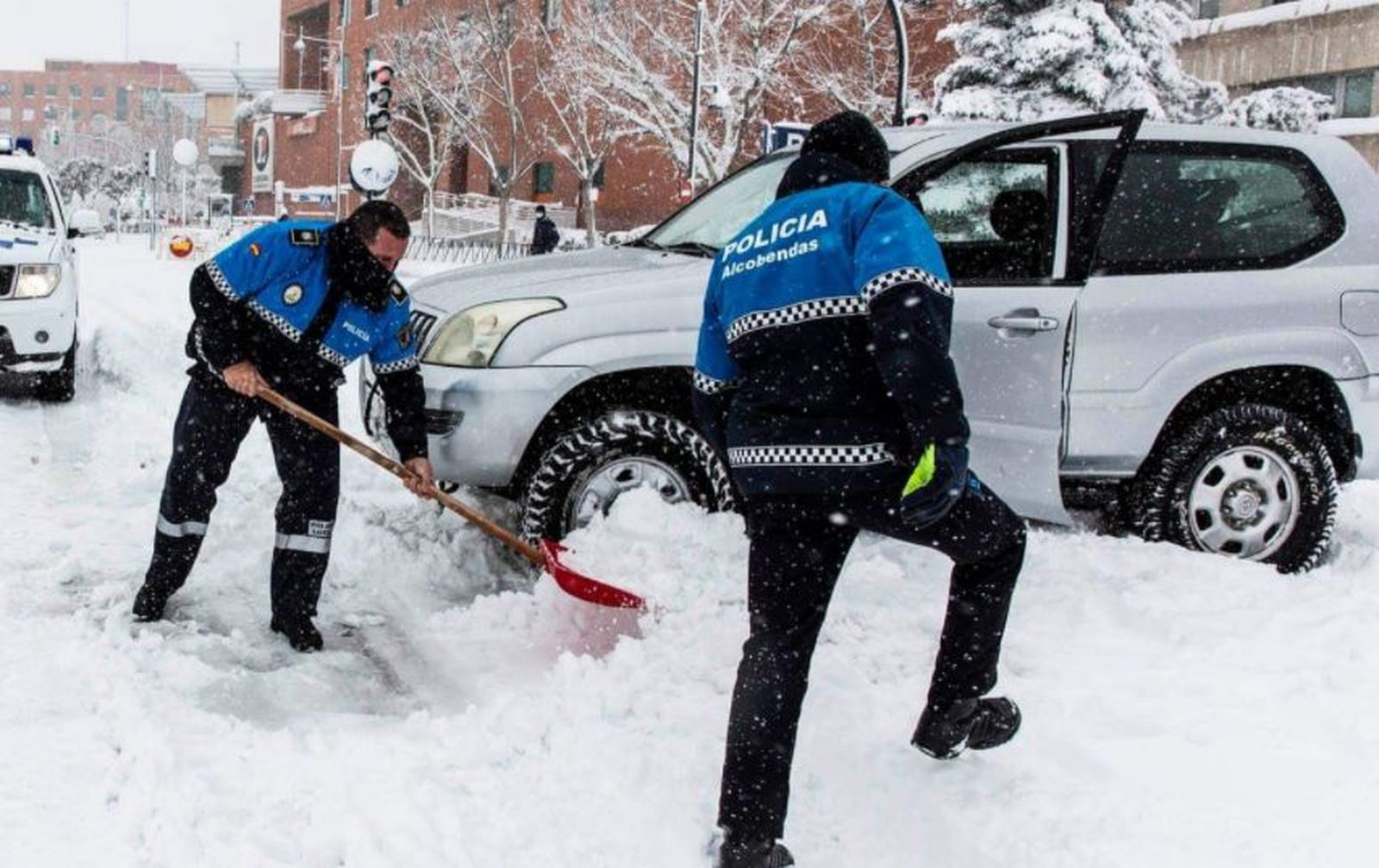 Policías de Alcobendas despejan una calle de la localidad