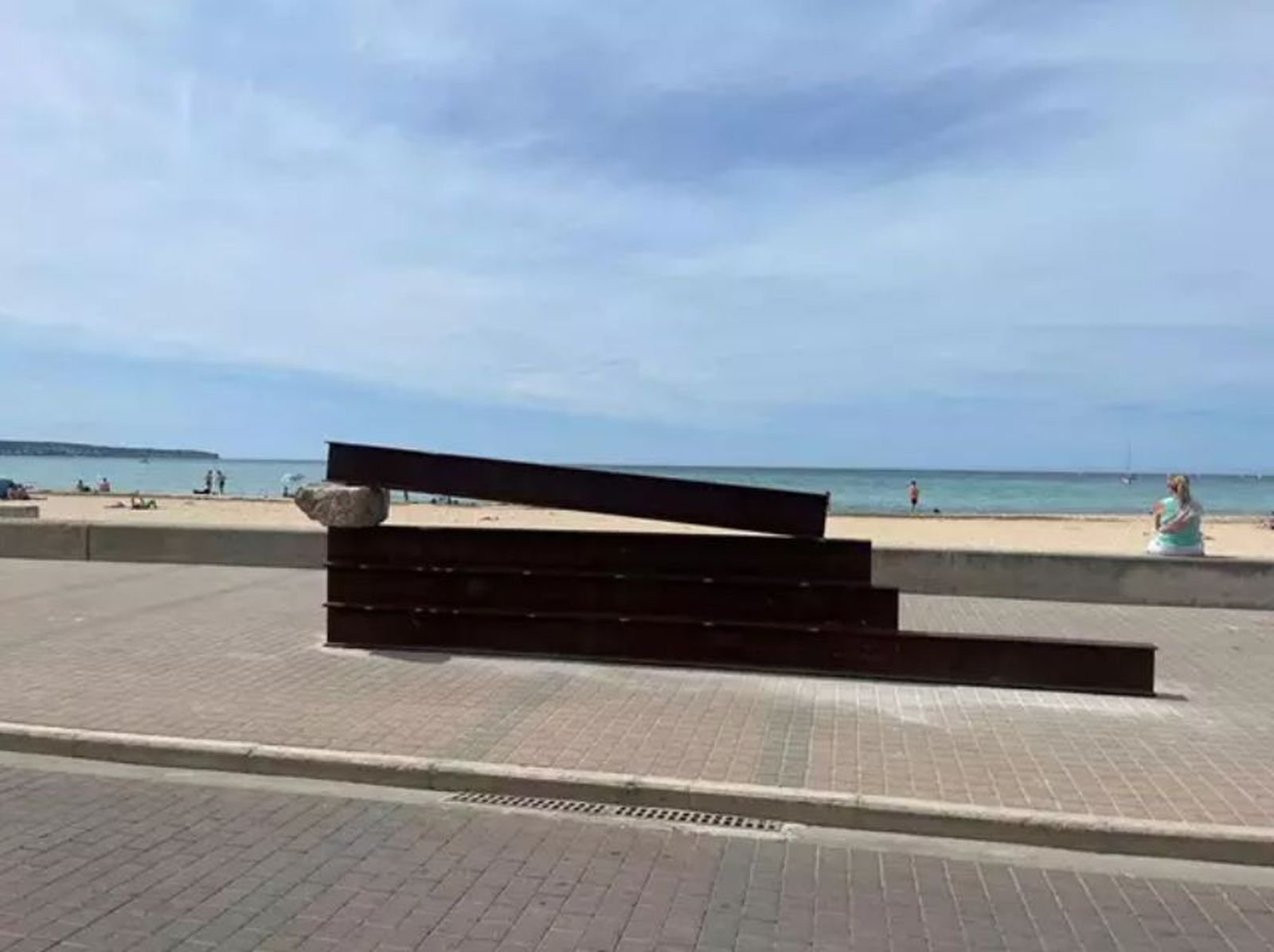 La escultura 'Primitive Irruption' en su primer emplazamiento en el paseo marítimo
