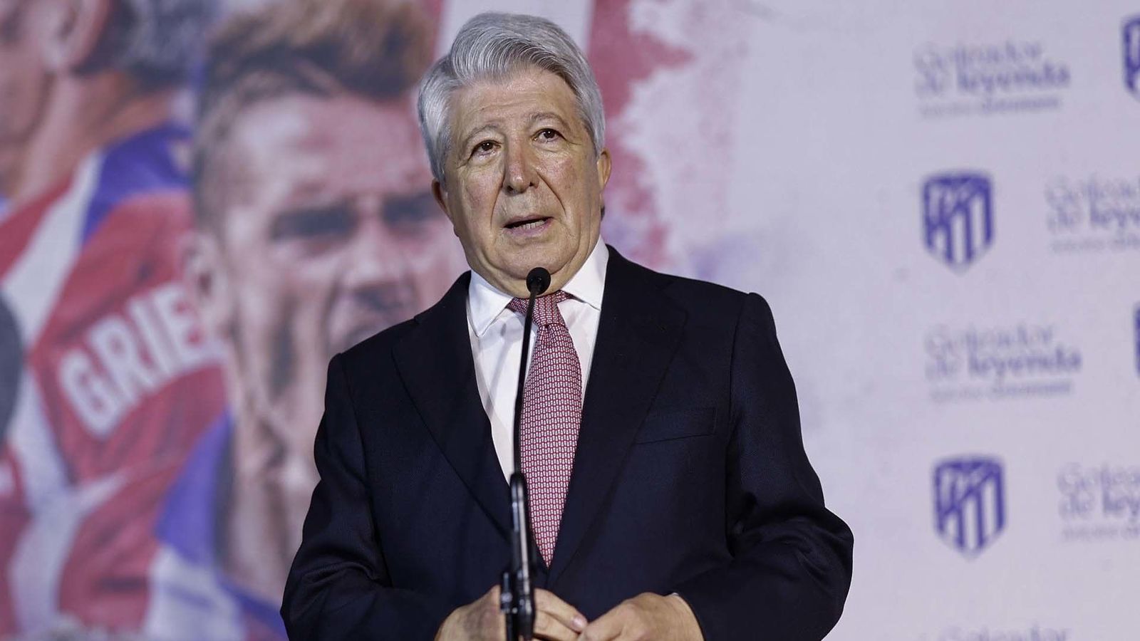 Cerezo carga contra los horarios