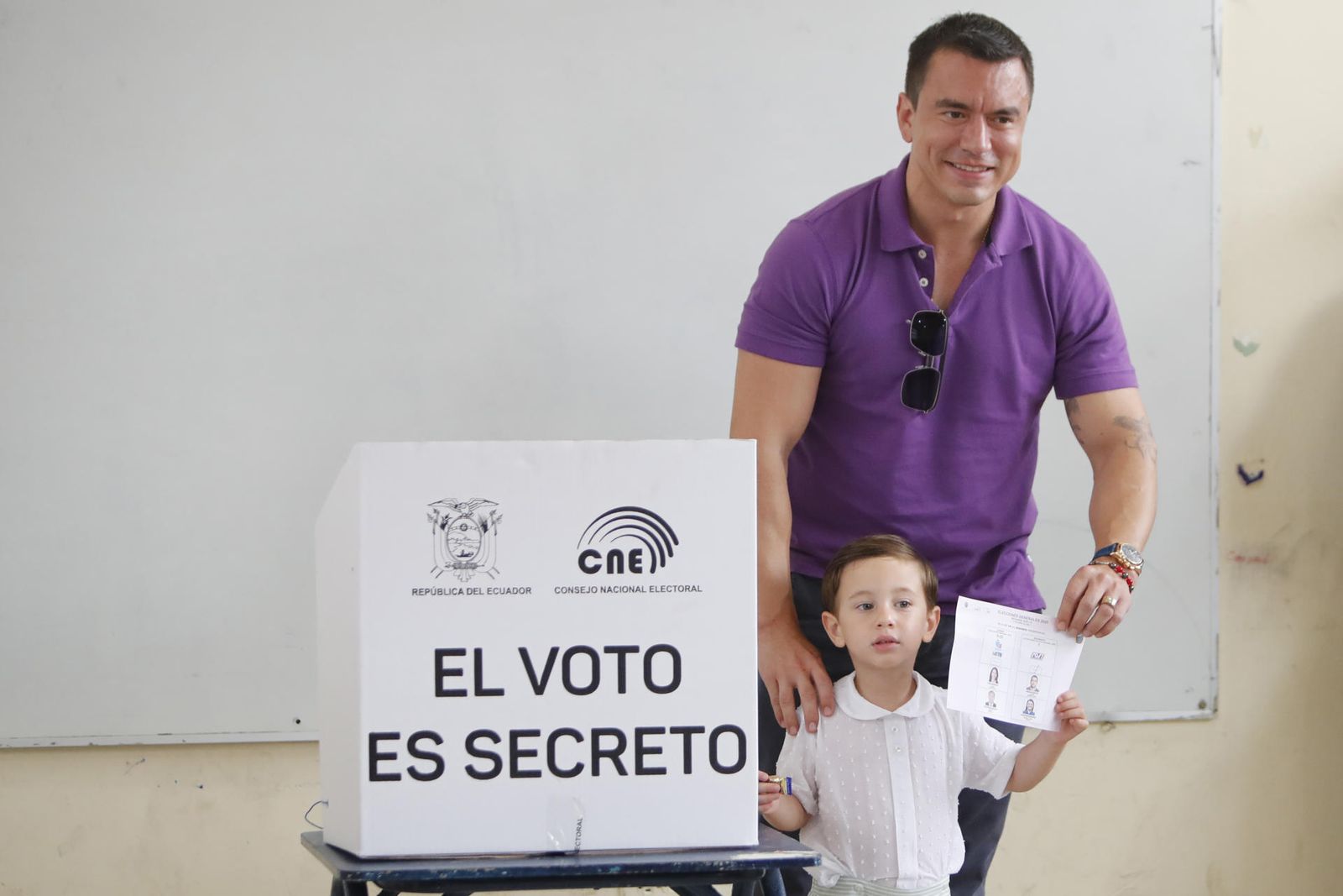El presidente de Ecuador y candidato a la reelección, Daniel Noboa, vota acompañado de uno de sus hijos