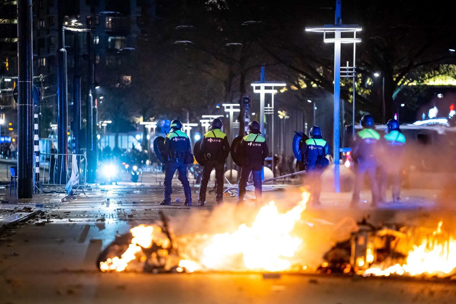 Noche de disturbios en Róterdam contras las restricciones