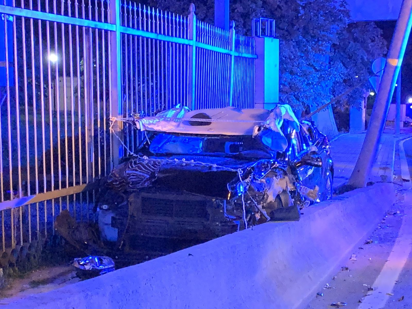 Estado en el que ha quedado el vehículo VTC tras el accidente en la A-6