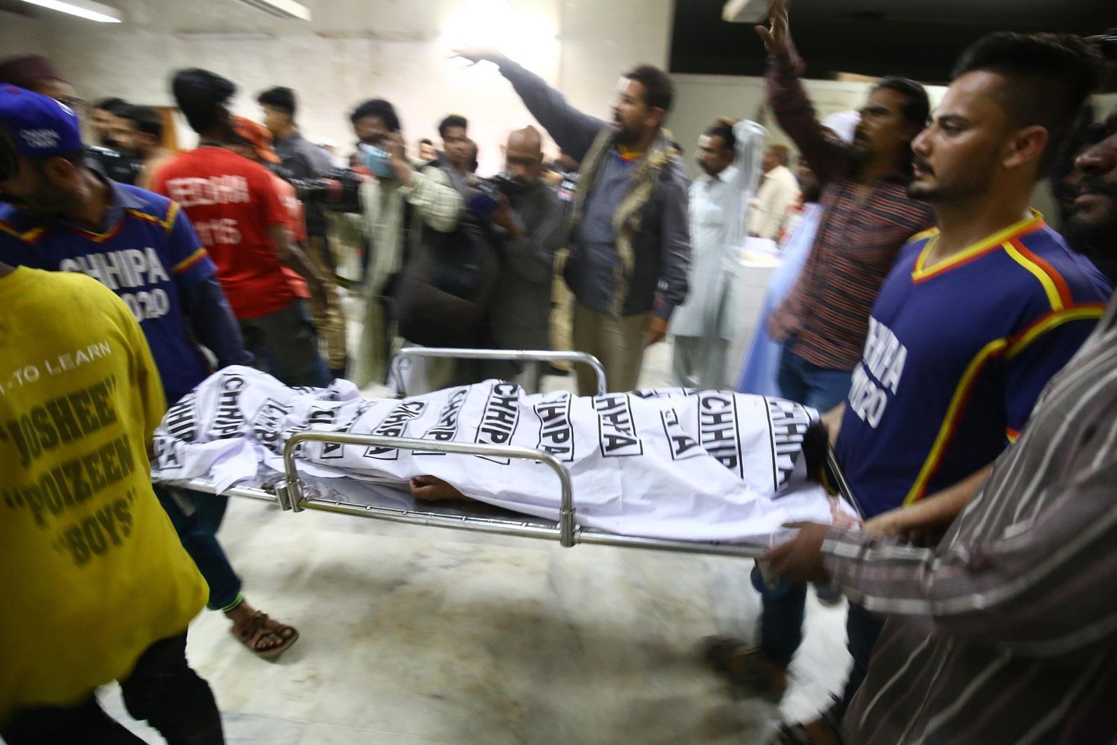 Llegada al hospital de Karachi de los cadáveres de las personas muertas en la estampida