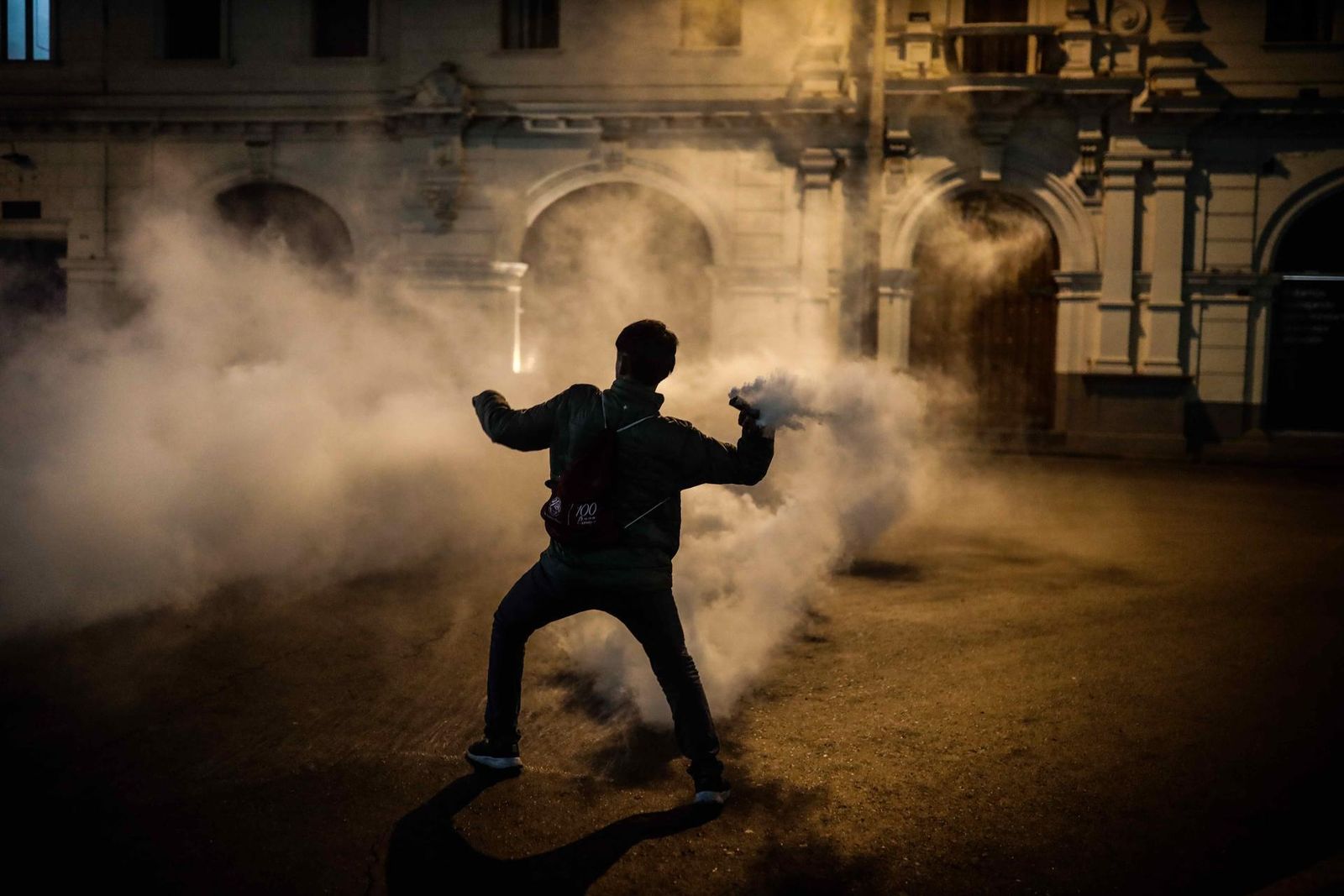 Cientos de manifestantes, a favor de Pedro Castillo y en contra del Congreso, se enfrentan con miembros de la policía en Lima