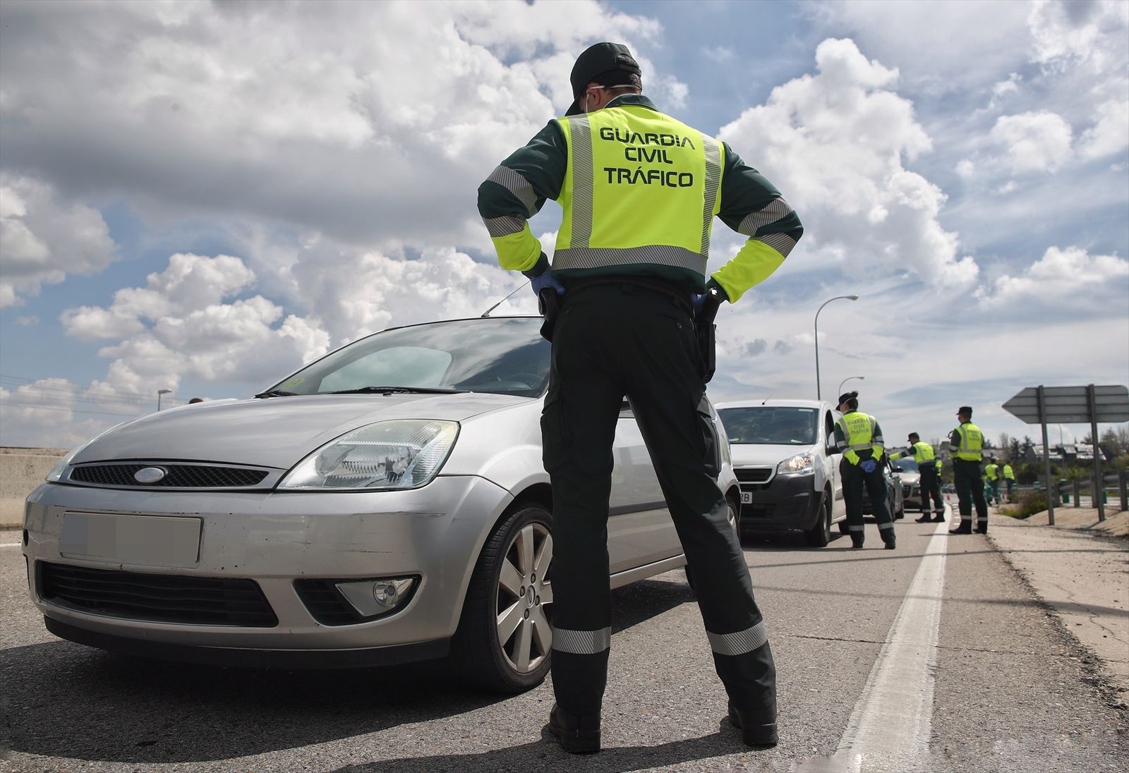 Un guardia civil da el alto a un vehículo