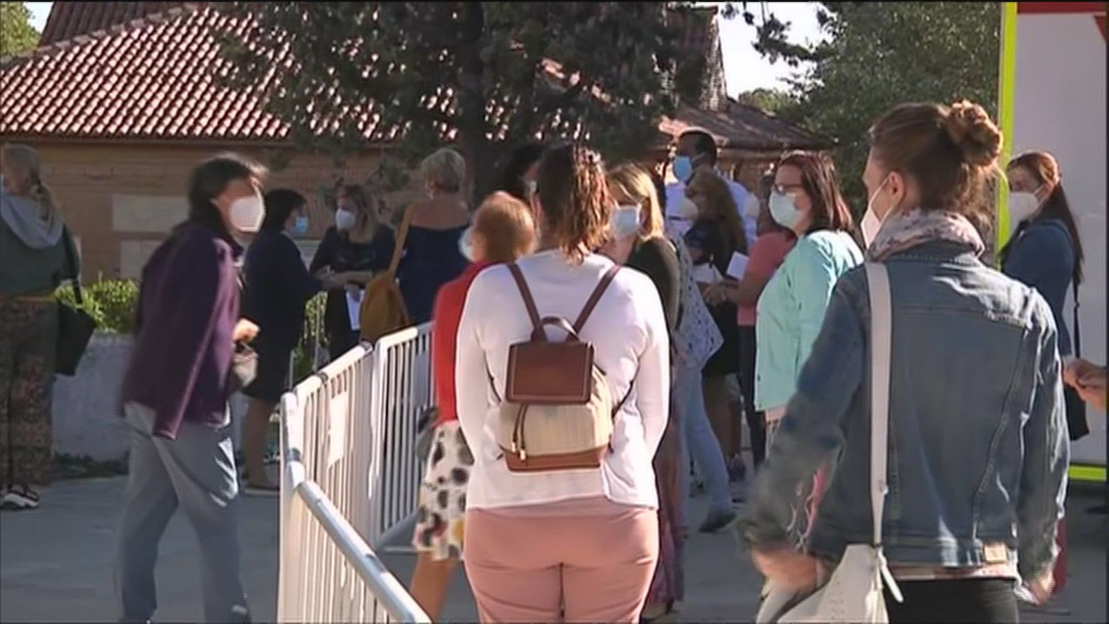 Masificación, colas, y filtración de datos, las denuncias de los profesores en la primera jornada de pruebas serológicas a los docentes de Madrid