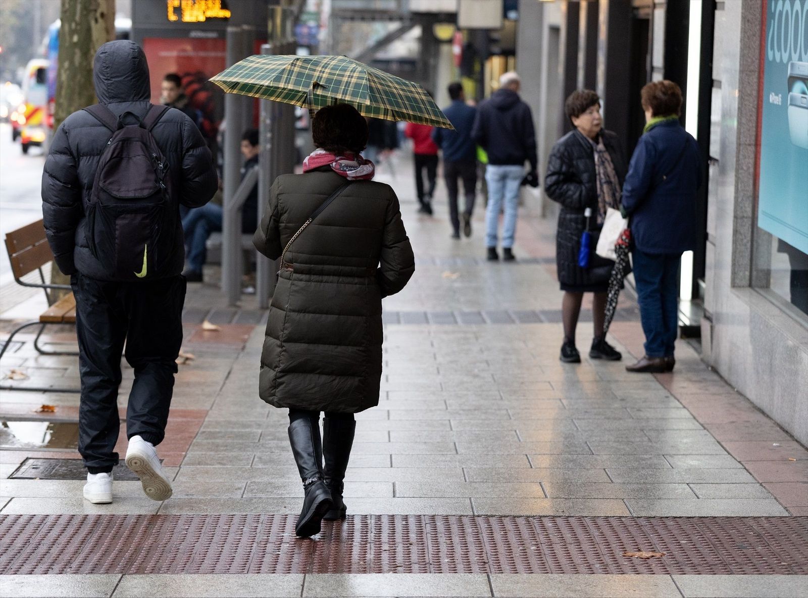 Miércoles de paraguas en Madrid con mínimas que suben