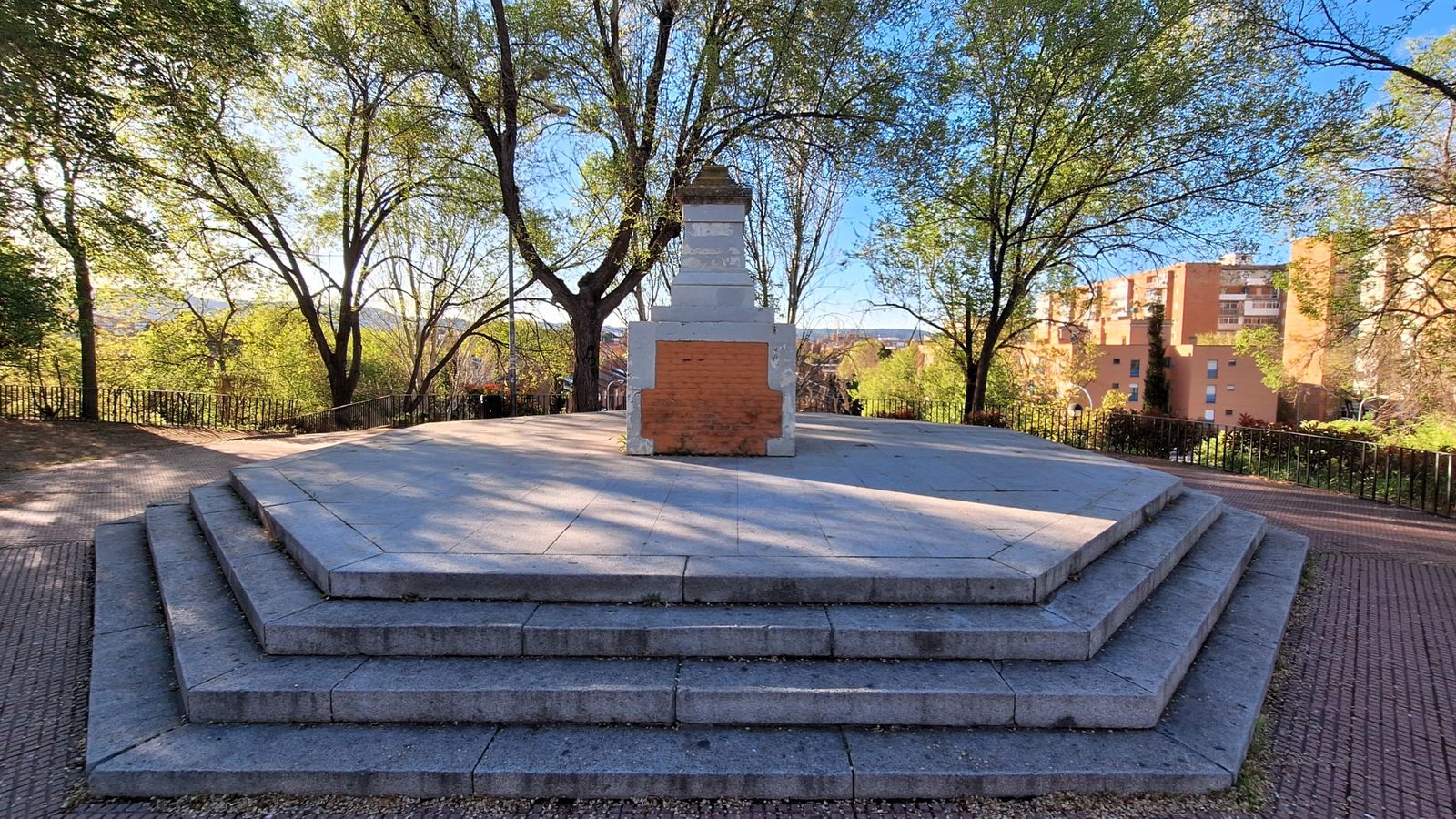 El pedestal sin la Cruz del Siglo de Alcalá de Henares