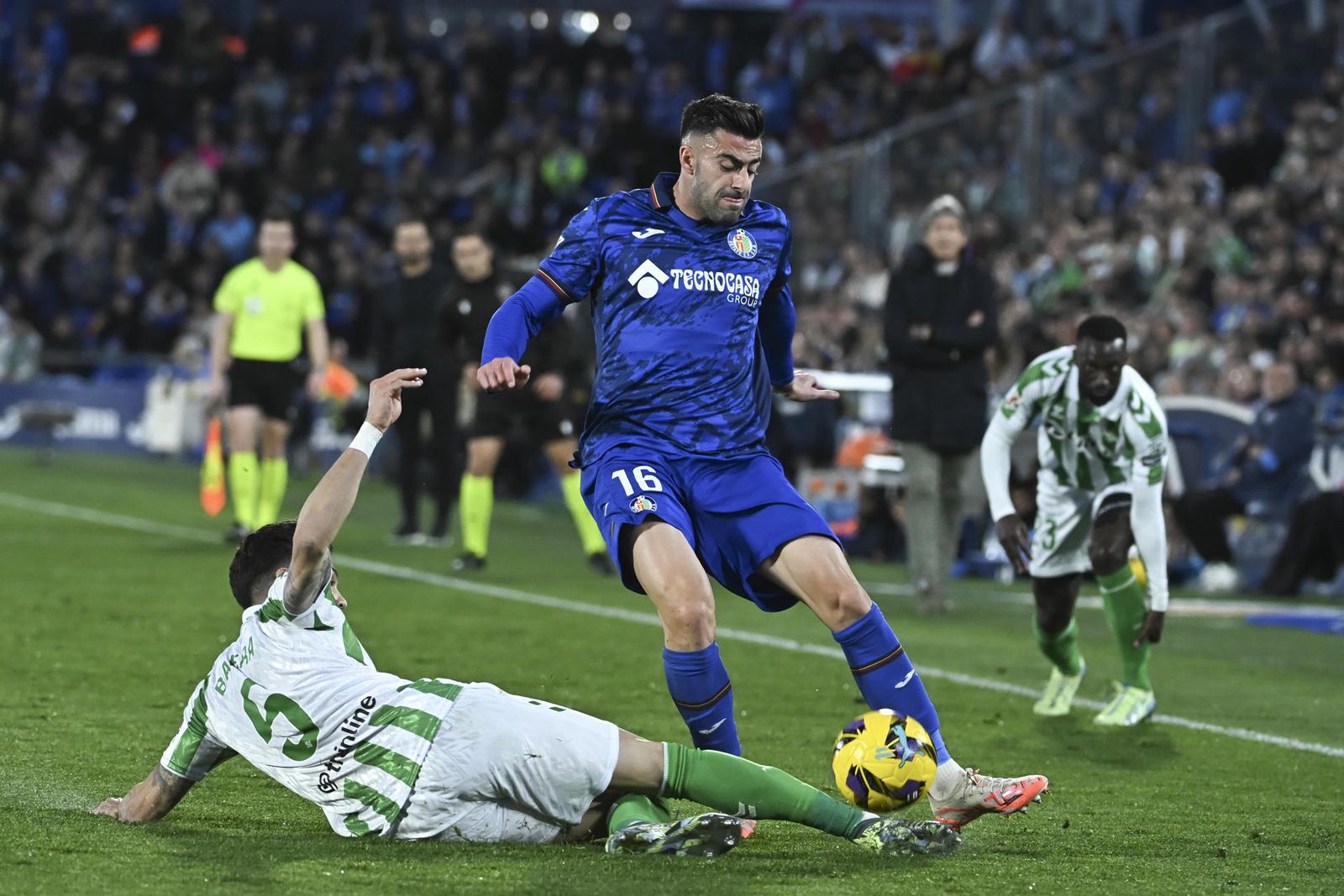 Diego Rico, del Getafe, intenta avanzar ante Marc Bartra, del Betis
