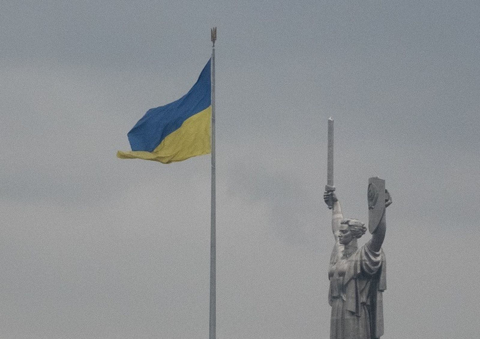 Bandera de Ucrania ondeando en Kiev