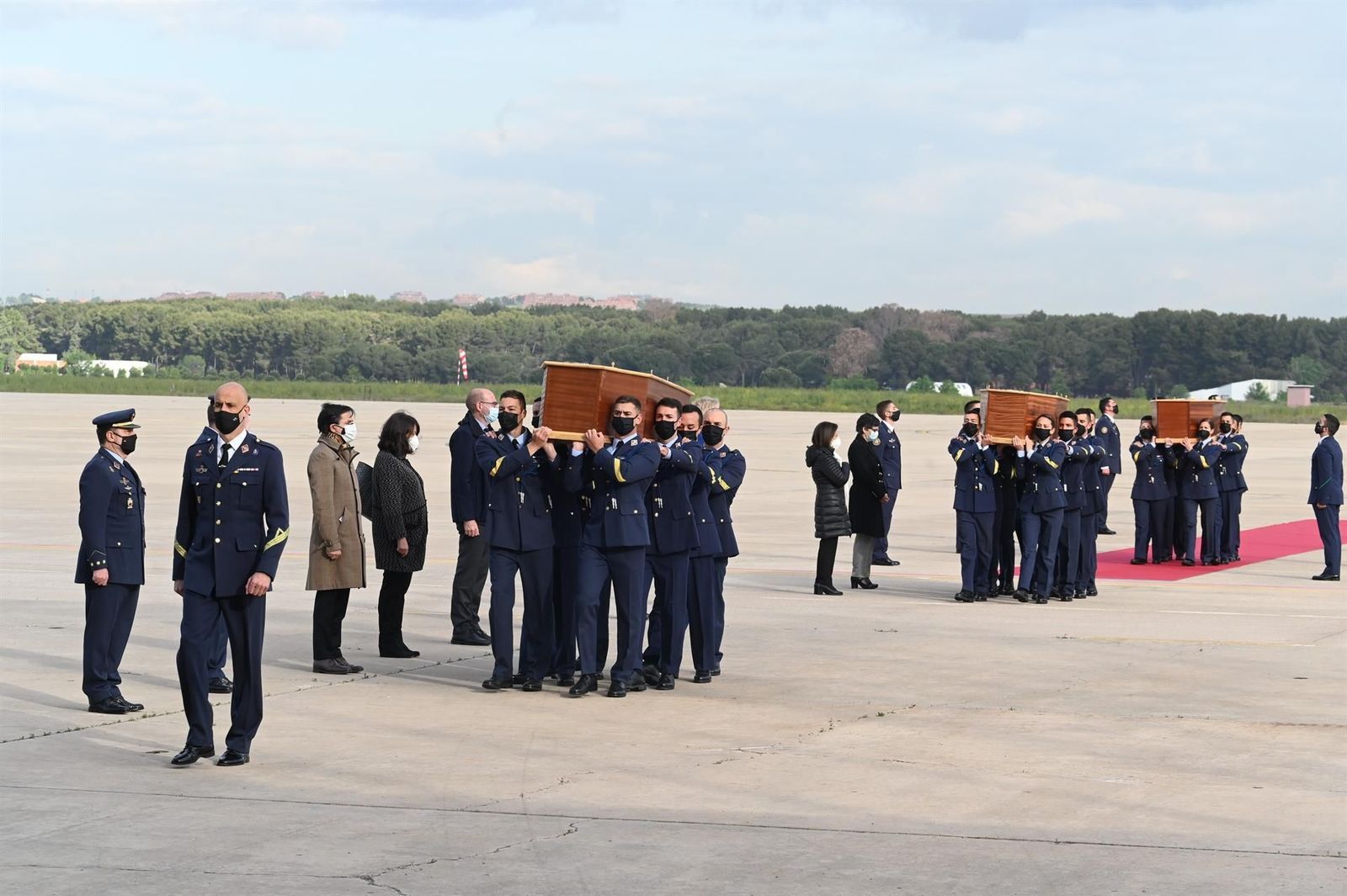 Recibidos con honores militares en Torrejón los cuerpos de los dos periodistas asesinados en Burkina Faso