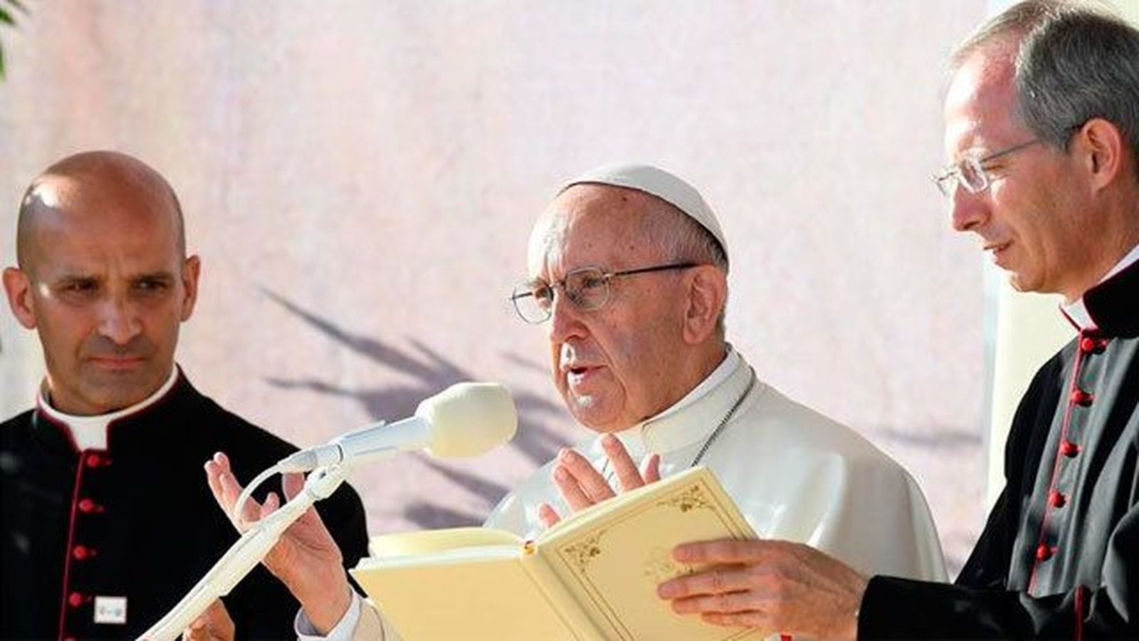 El Papa visita Auschwitz en silencio por el millón de personas exterminadas