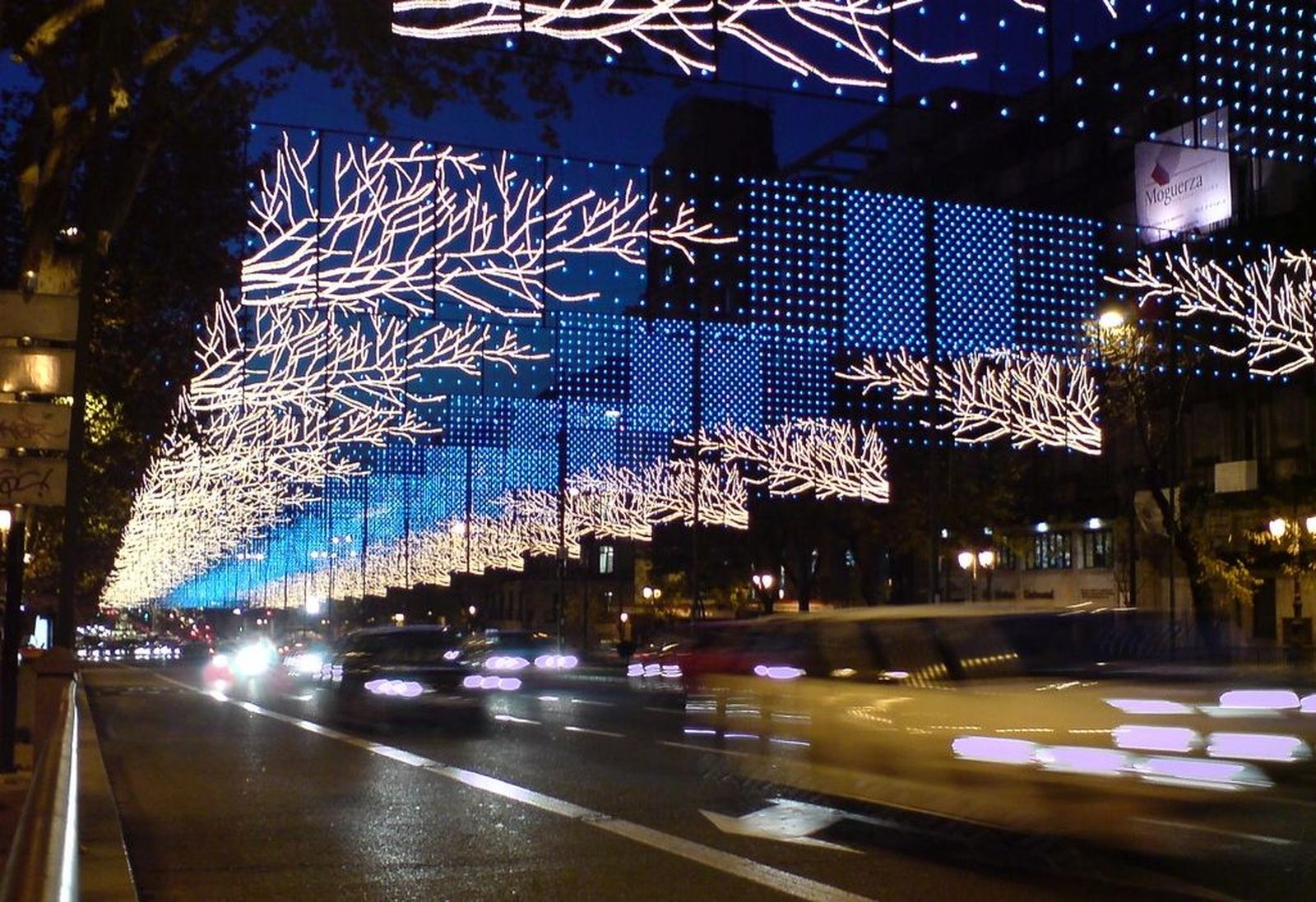 Los mayores de Madrid ya pueden subirse al Taxiluz y ver el alumbrado navideño