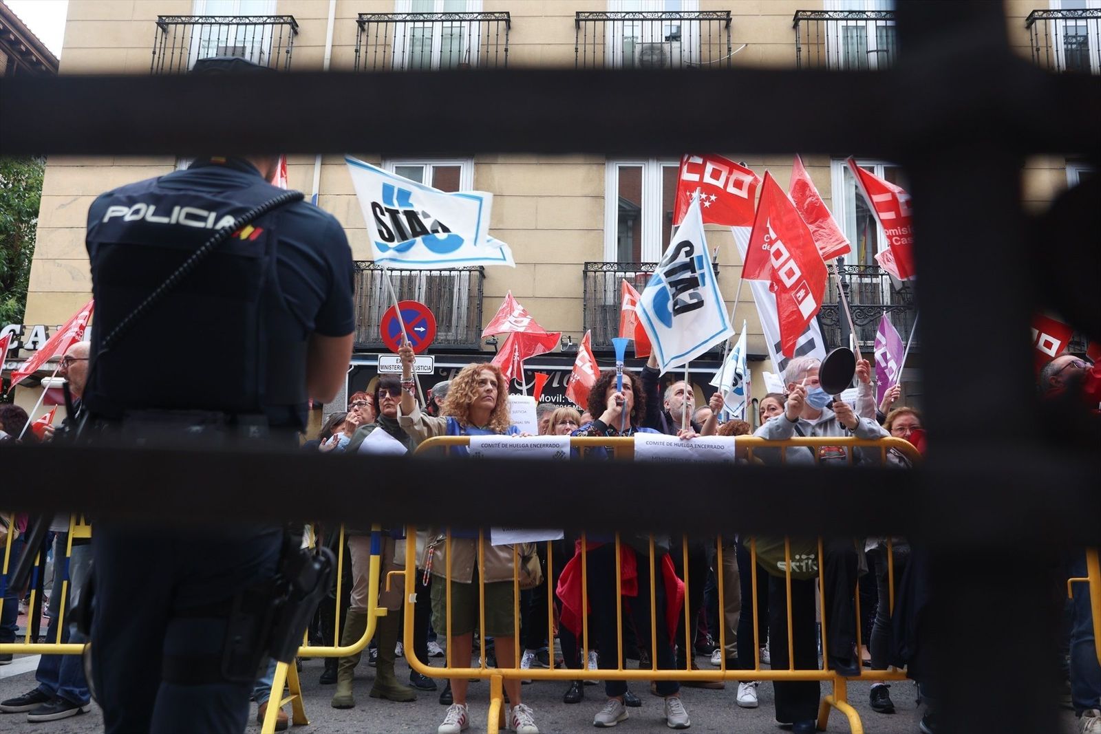 Una ambulancia tiene que atender a uno de los funcionarios de Justicia encerrados