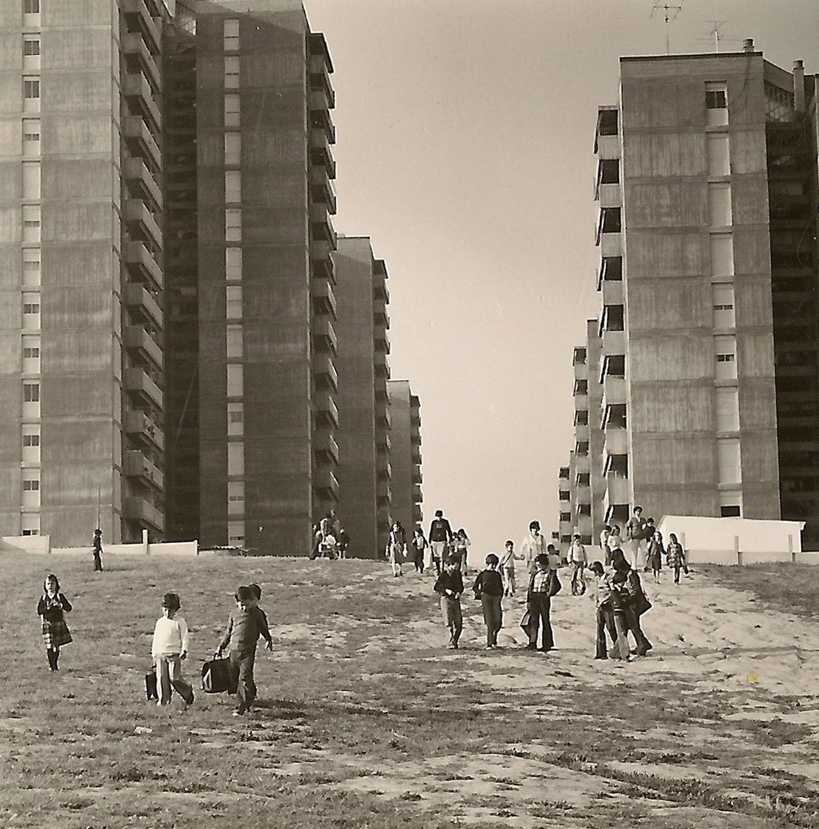 Escolares camino del colegio en 1977