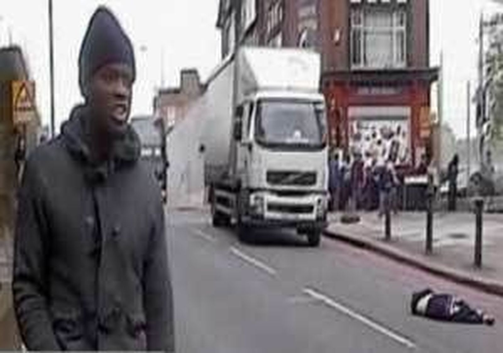 Londres: Dos hombres degüellan a un soldado al grito de "Alá es grande"