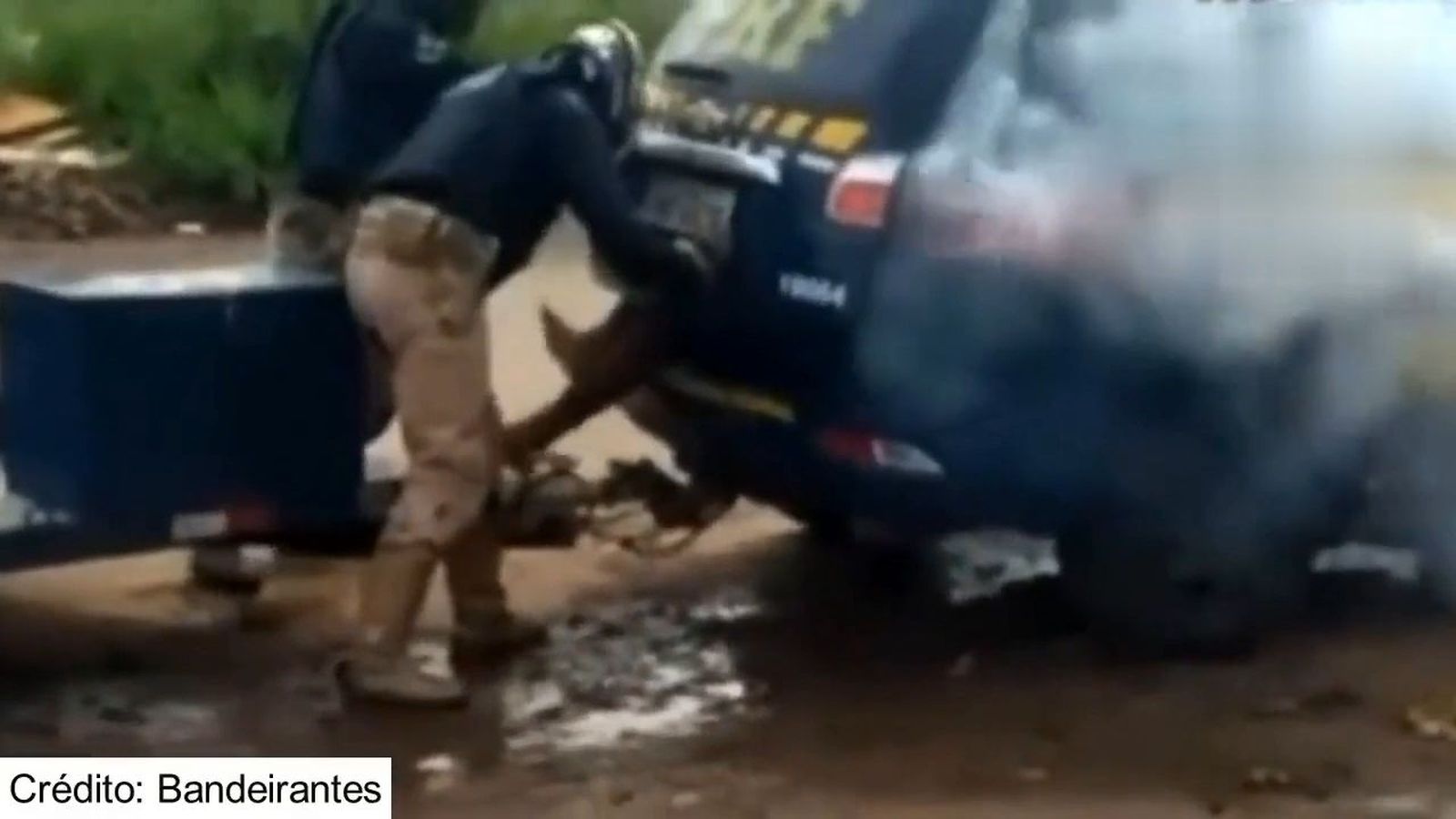 Policía de  Brasil gasea a un hombre en el maletero del coche patrulla