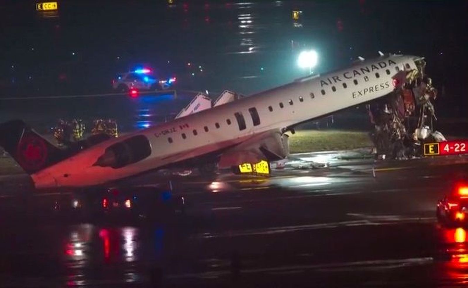 Varios heridos al chocar un avión y un camión de bomberos en el aeropuerto LaGuardia en Nueva York