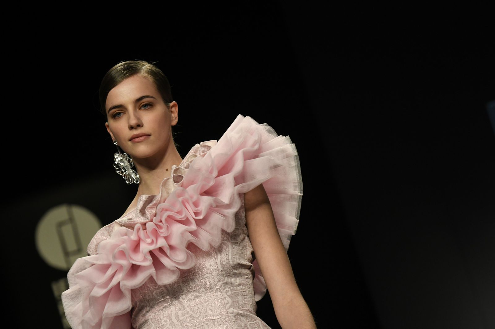 Una modelo luce las creaciones de la colección de Reveligion, durante el Ego de la Mercedes-Benz Fashion Week Madrid