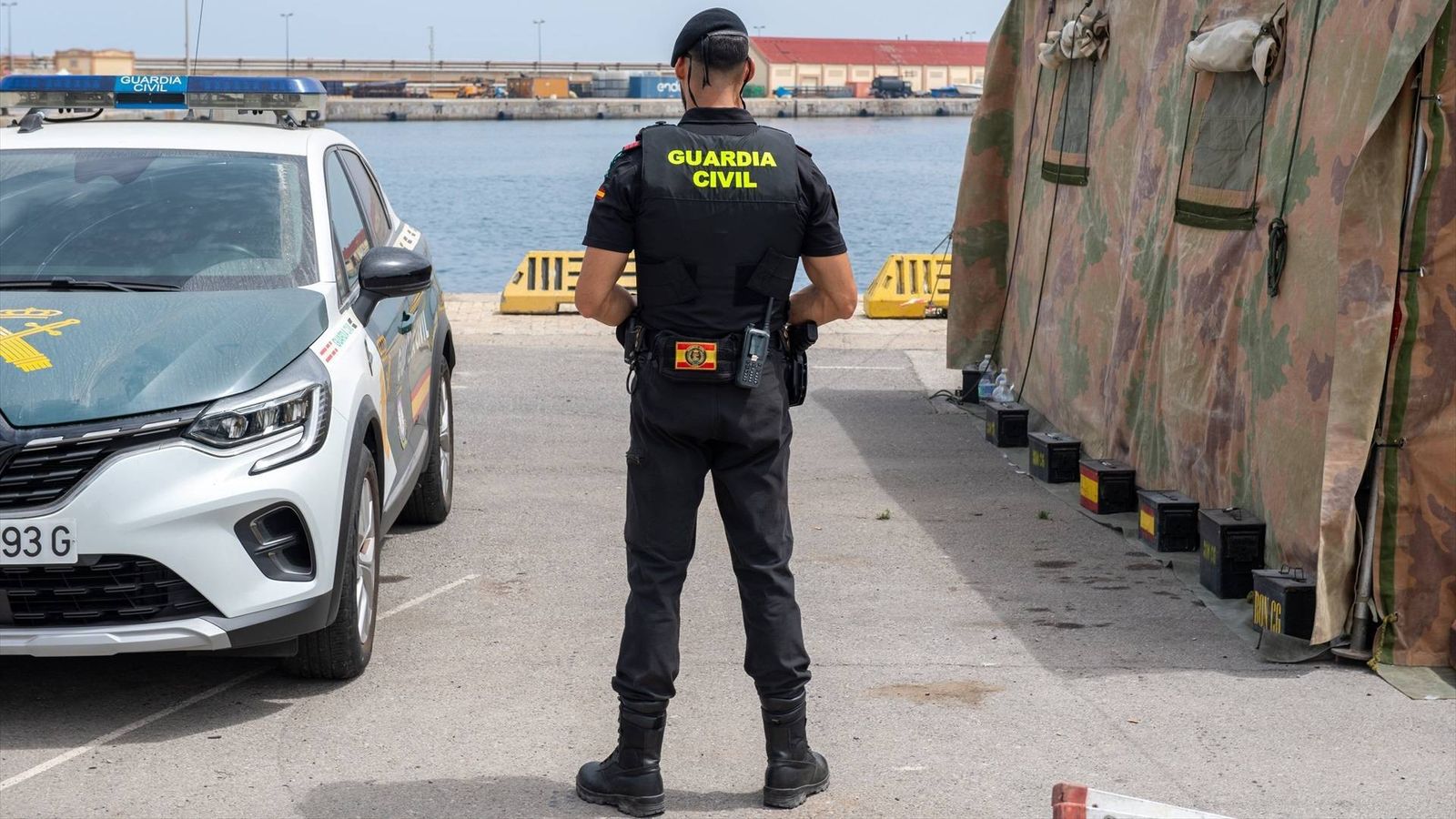 Un agente de la Guardia Civil en el puerto de Ceuta