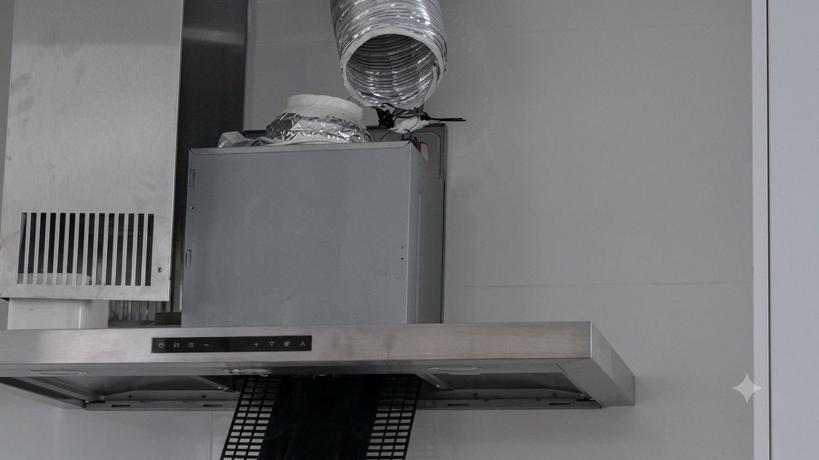 Bomberos rescatan un ave atrapada en el extractor de una cocina de Rivas